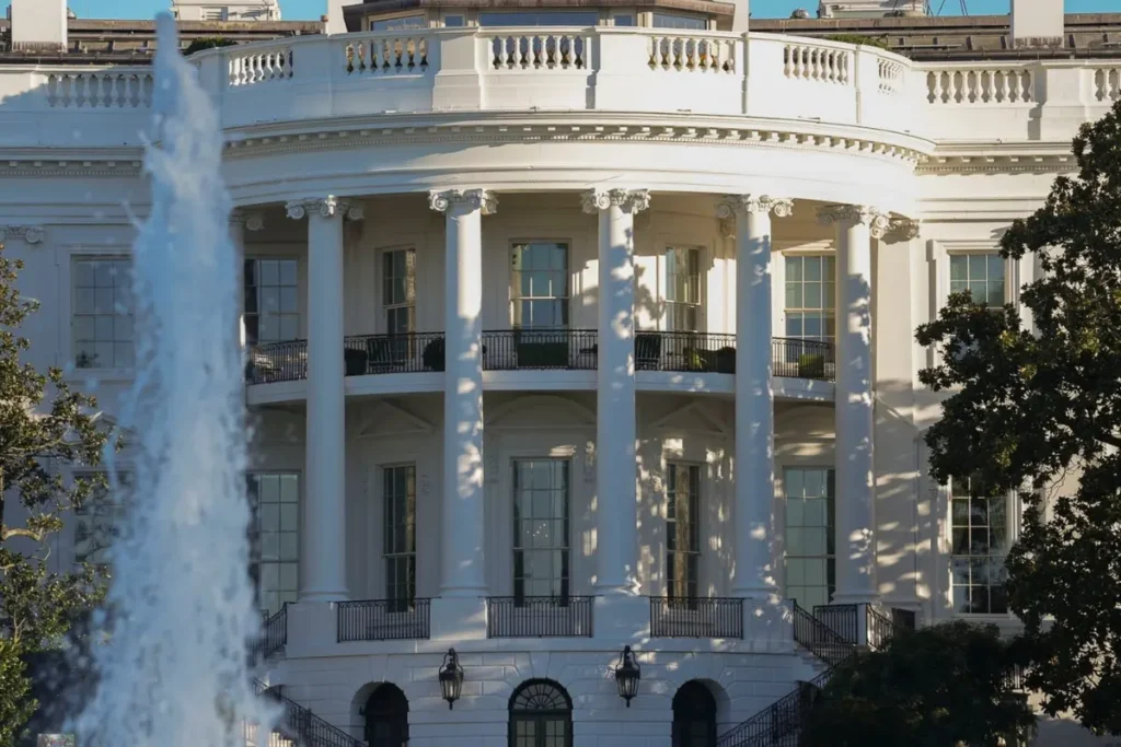 white-house-insider-trading-e-mail Pictured: White House South Lawn
